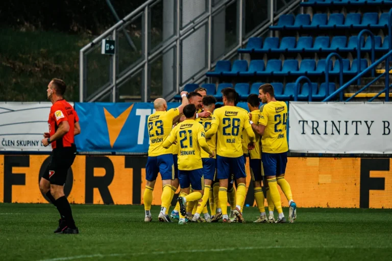 Hráči FC Zlín oslavující gól