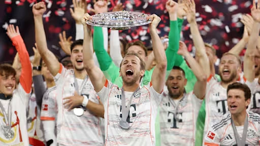 Harry Kane oslavující titul v dresu FC Bayern Mnichov