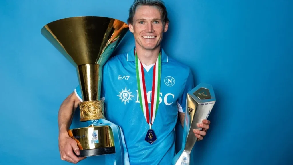 Scott McTominay v dresu SSC Neapol s trofejí pro mistra Serie A a oceněním nejlepšího hráče ligy.