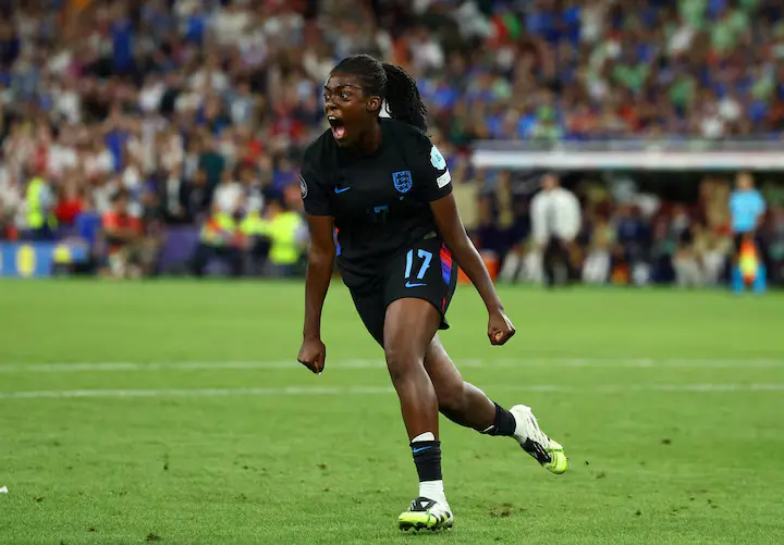 Michelle Agyemang slaví gól Anglie proti Itálii.