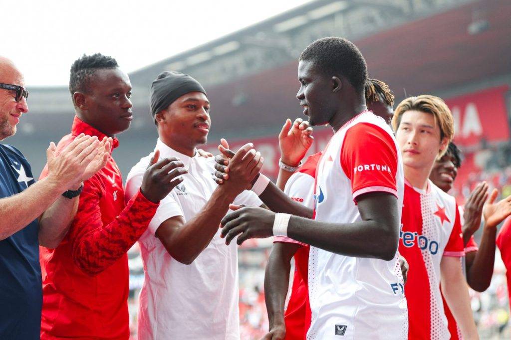 Diouf se loučí se spoluhráči.